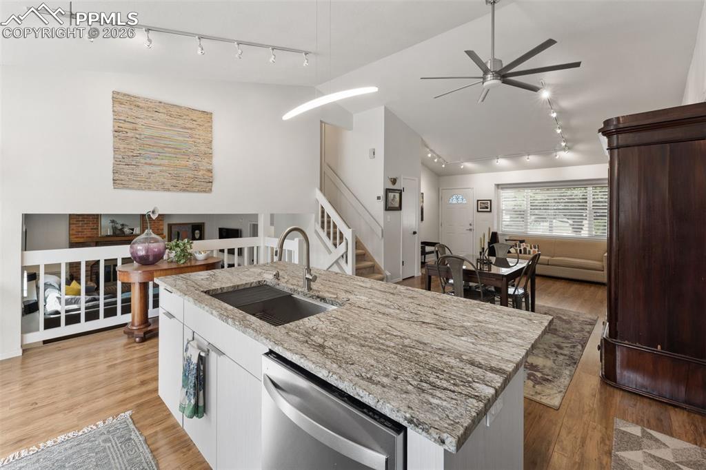 Image 23 of 50: Kitchen