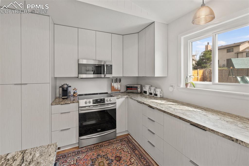 Image 24 of 50: Kitchen