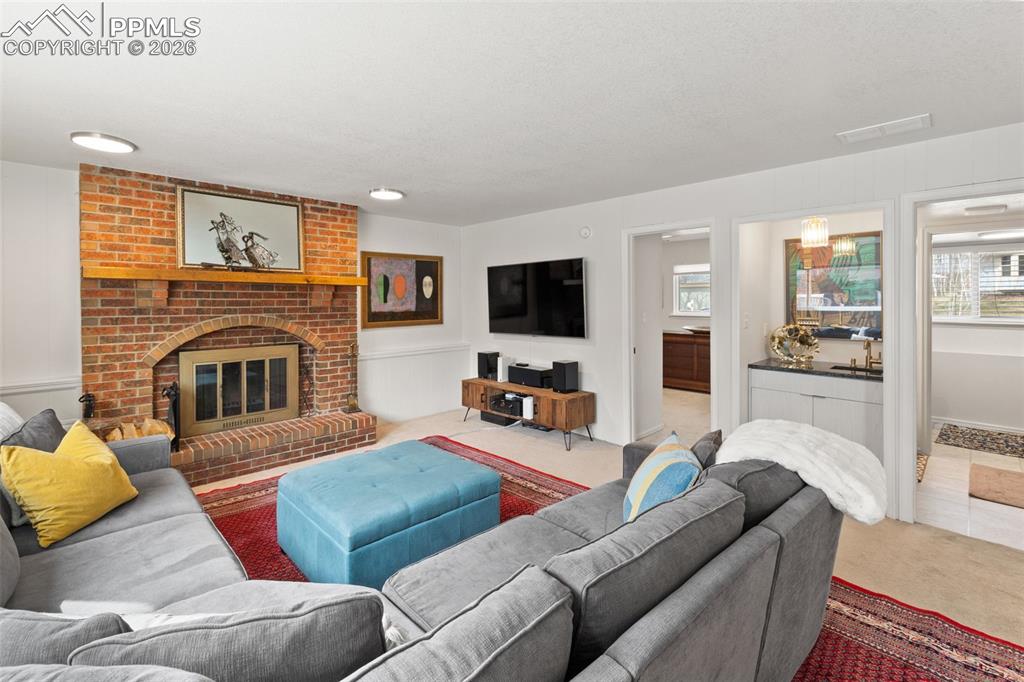 Image 25 of 50: Living Room