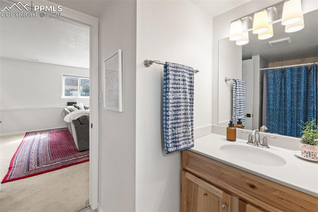 Image 32 of 50: Bathroom