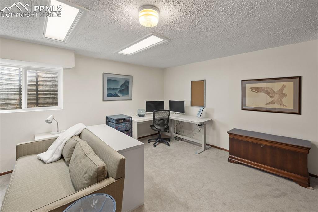 Image 33 of 50: Office