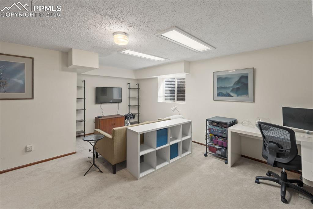 Image 34 of 50: Office