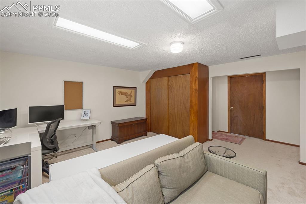 Image 35 of 50: Office