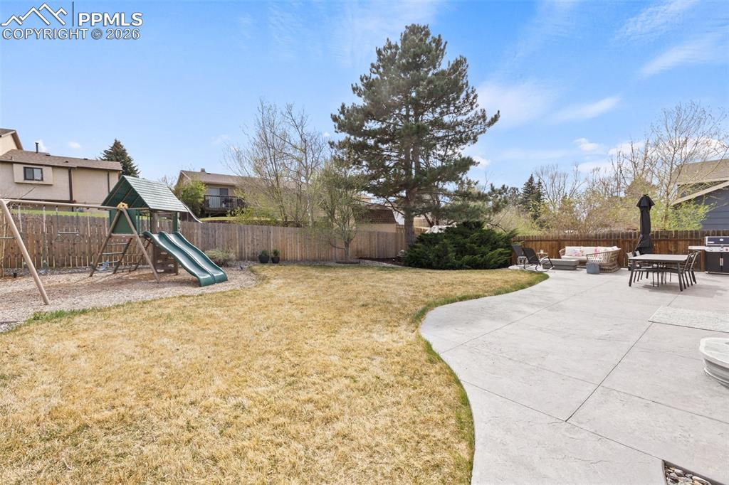 Image 36 of 50: Yard