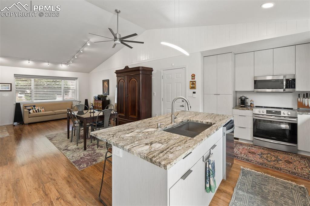 Image 4 of 50: Kitchen