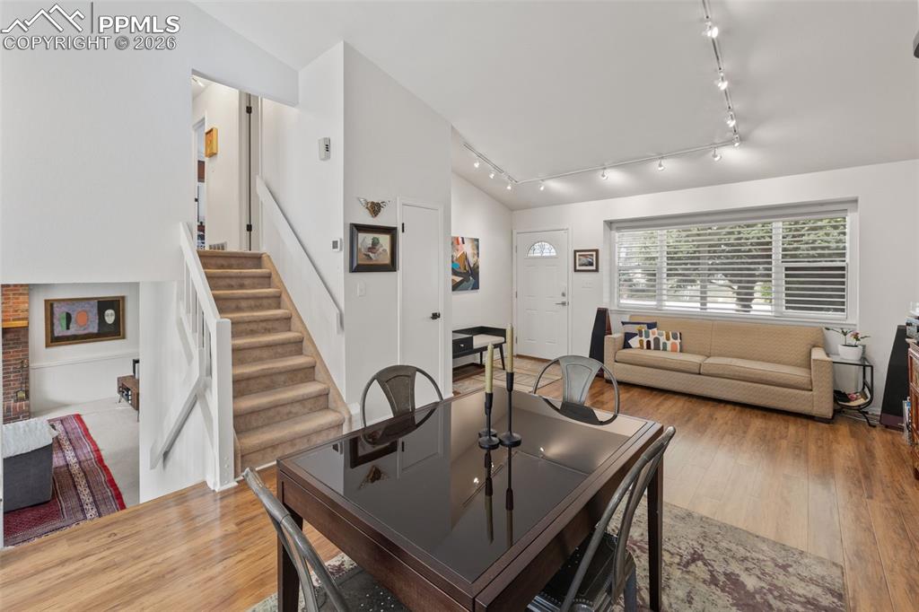 Image 5 of 50: Dining Area