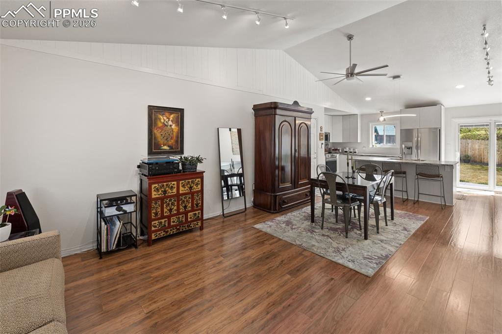 Image 7 of 50: Dining Area