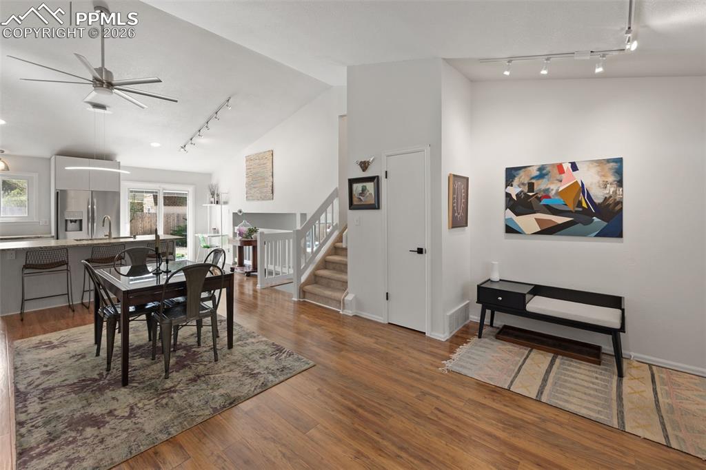 Image 8 of 50: Dining Area