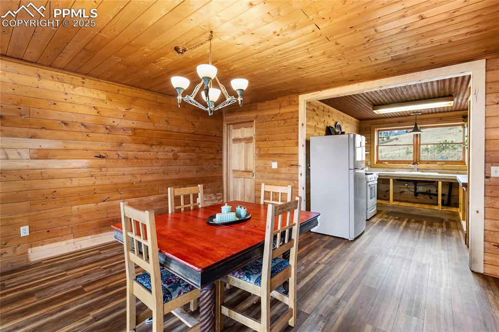 Image 12 of 42: Dining Area