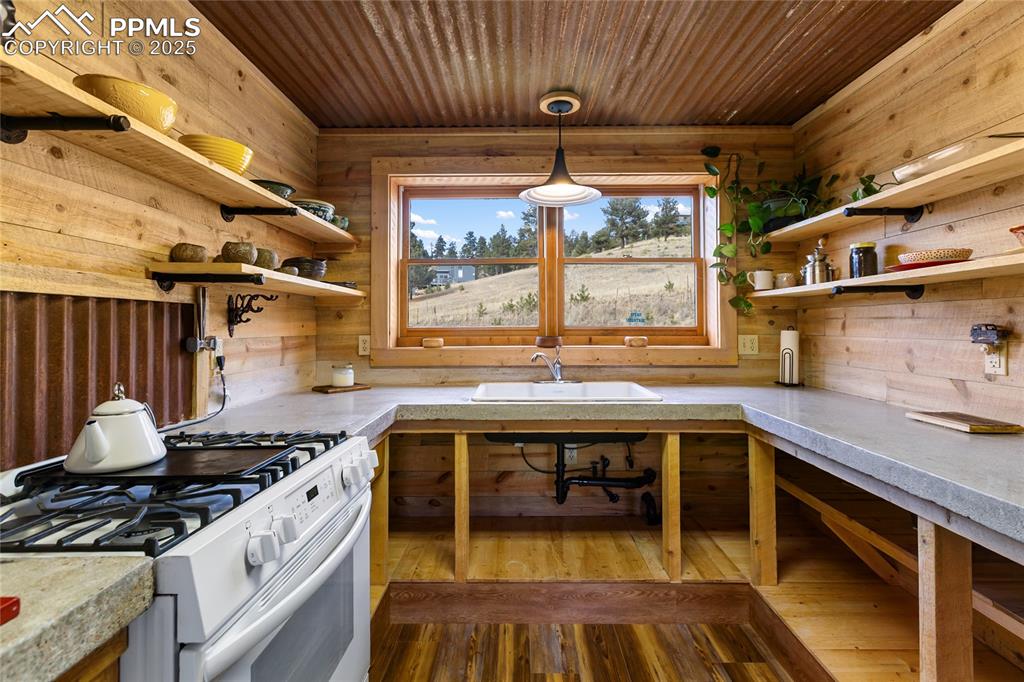 Image 13 of 42: Kitchen