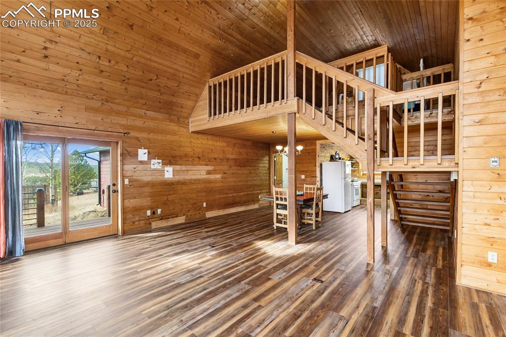 Image 18 of 42: Living Room