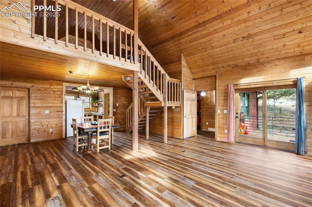 Image 19 of 42: Living Room