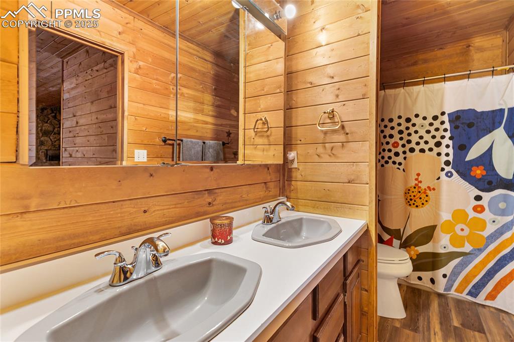 Image 24 of 42: Bathroom