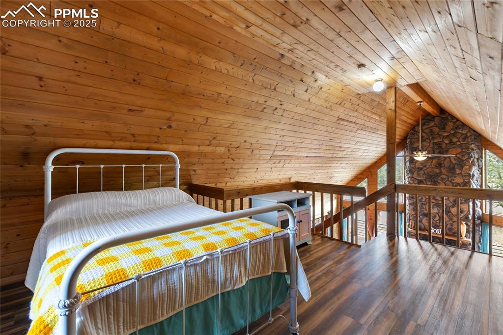 Image 25 of 42: Bedroom