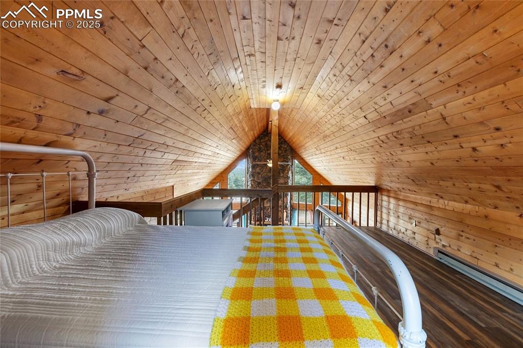 Image 26 of 42: Bedroom