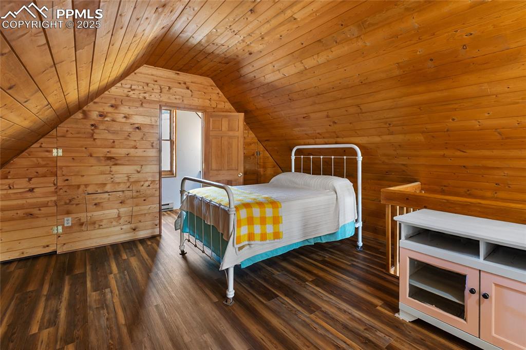 Image 27 of 42: Bedroom