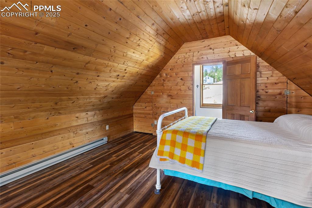 Image 28 of 42: Bedroom