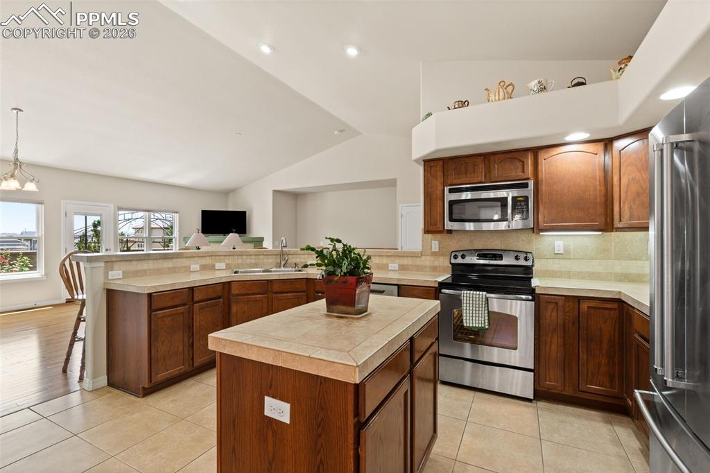 Image 10 of 31: Kitchen