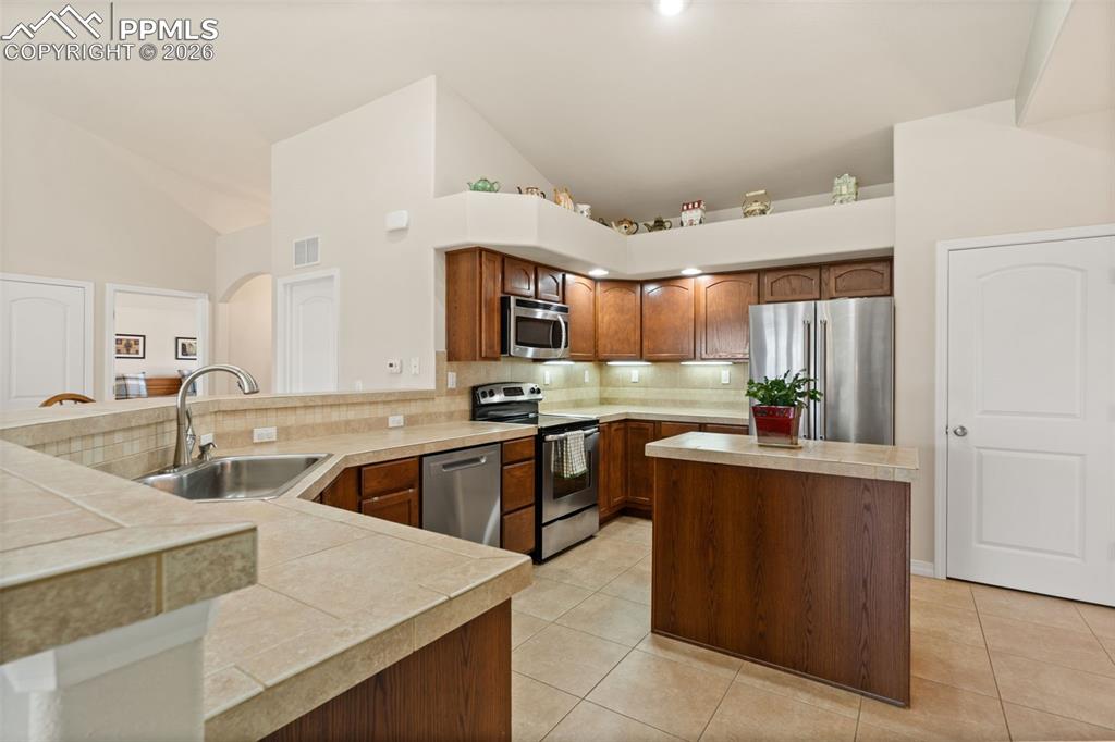 Image 7 of 31: Kitchen