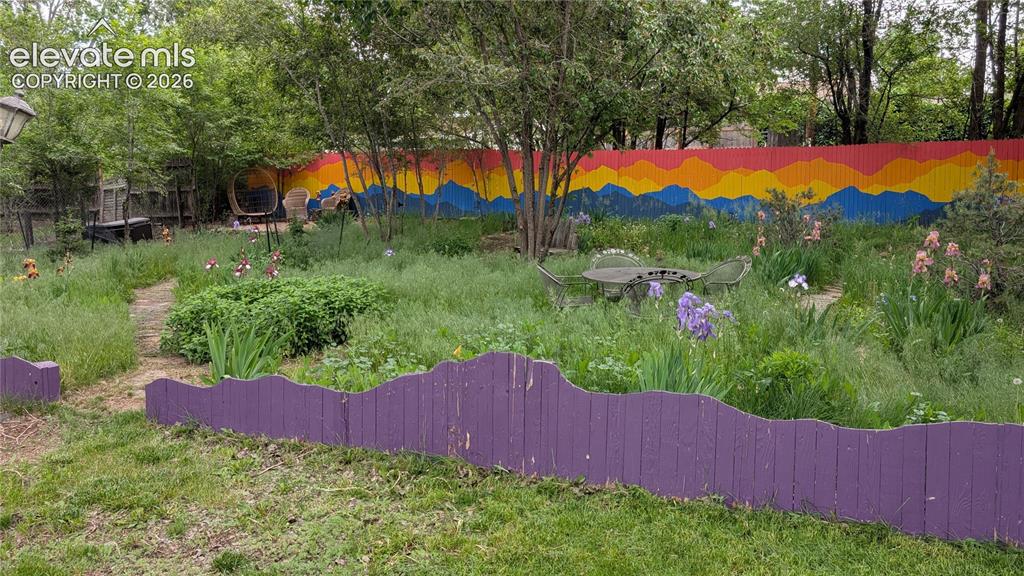 Image 43 of 47: Yard