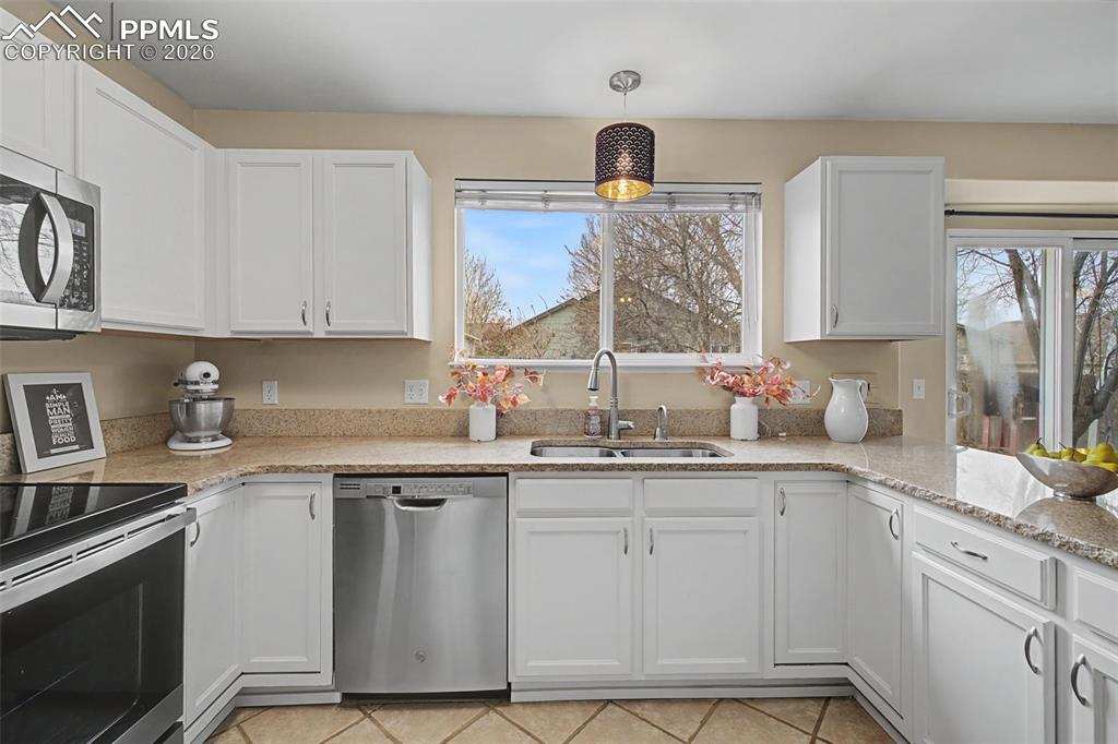 Image 13 of 37: Kitchen