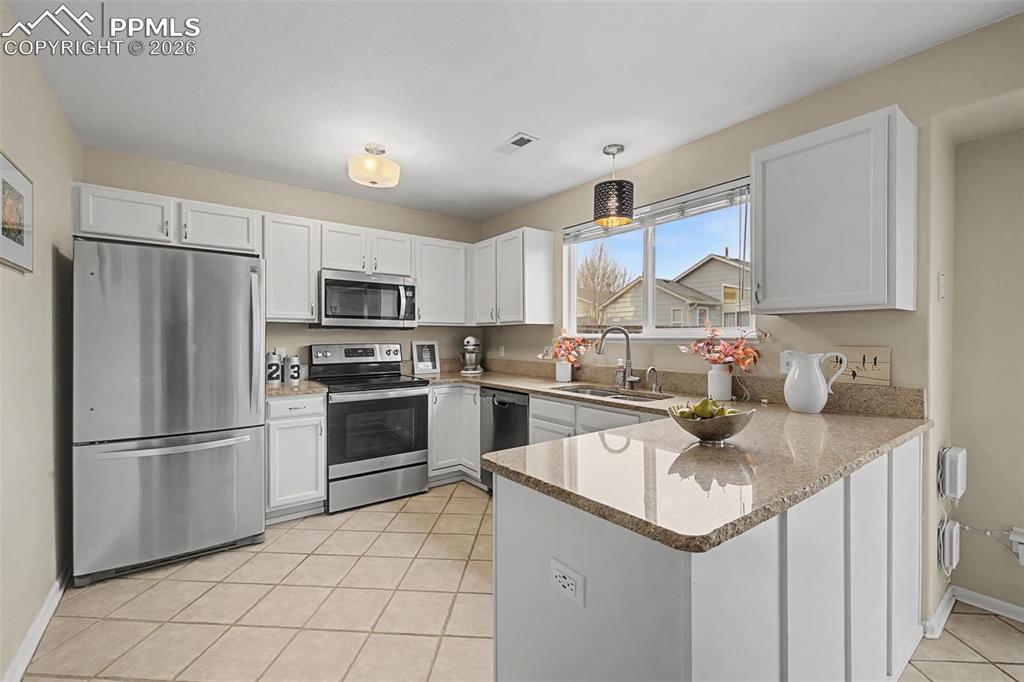 Image 14 of 37: Kitchen