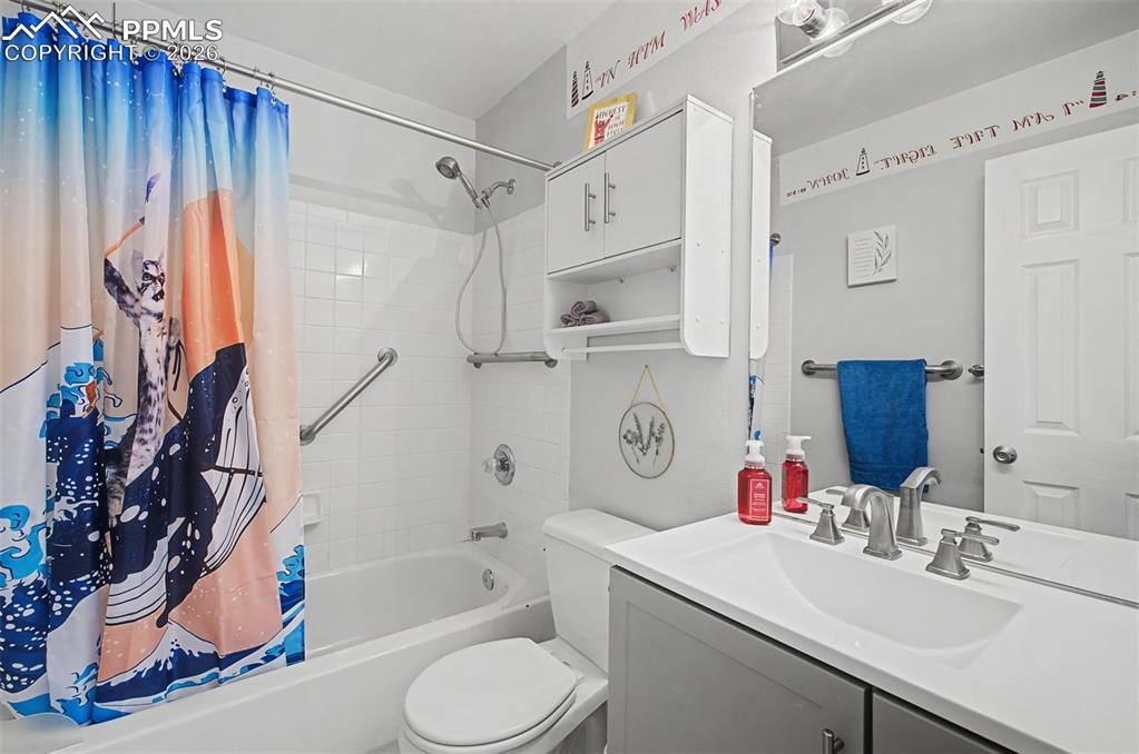 Image 29 of 37: Bathroom