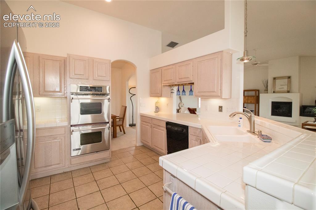 Image 14 of 50: Kitchen