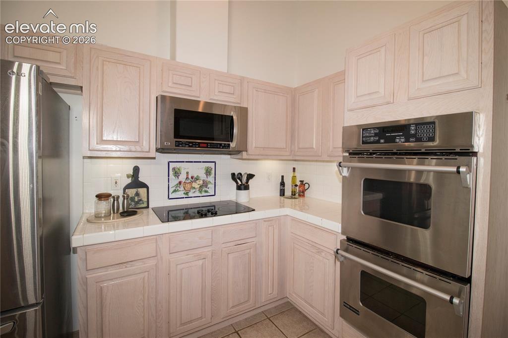Image 15 of 50: Kitchen