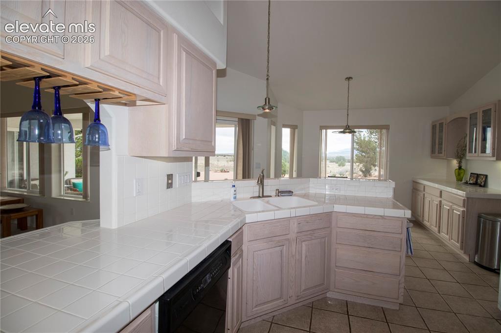 Image 16 of 50: Kitchen