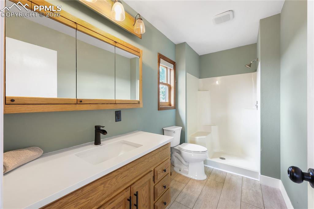 Image 17 of 49: Bathroom