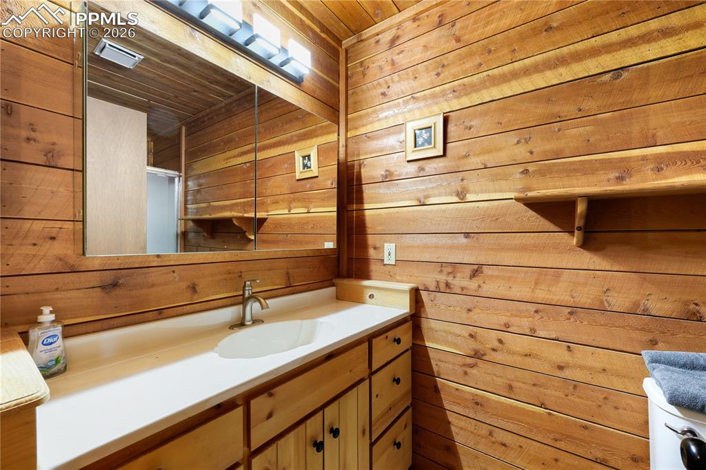 Image 27 of 49: Bathroom