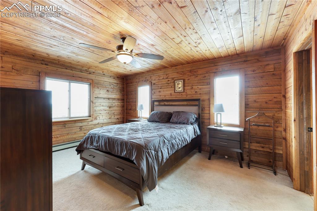 Image 33 of 49: Bedroom