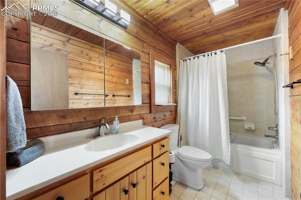 Image 35 of 49: Bathroom