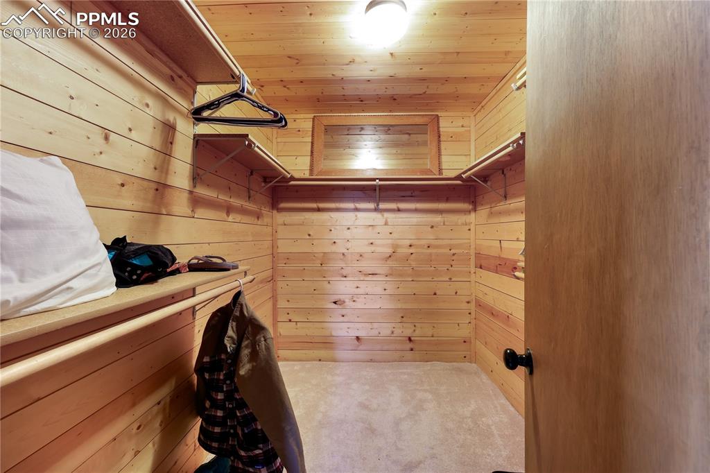 Image 36 of 49: Closet