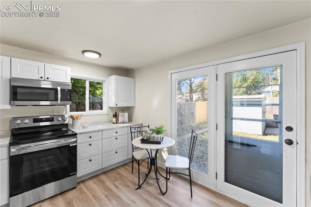 Image 10 of 27: Kitchen