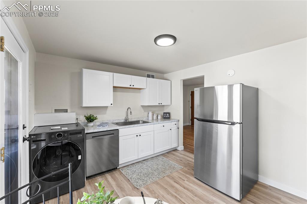 Image 11 of 27: Kitchen