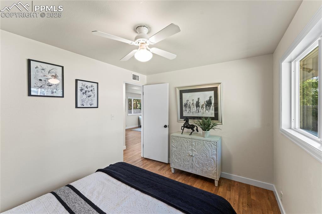 Image 14 of 27: Bedroom
