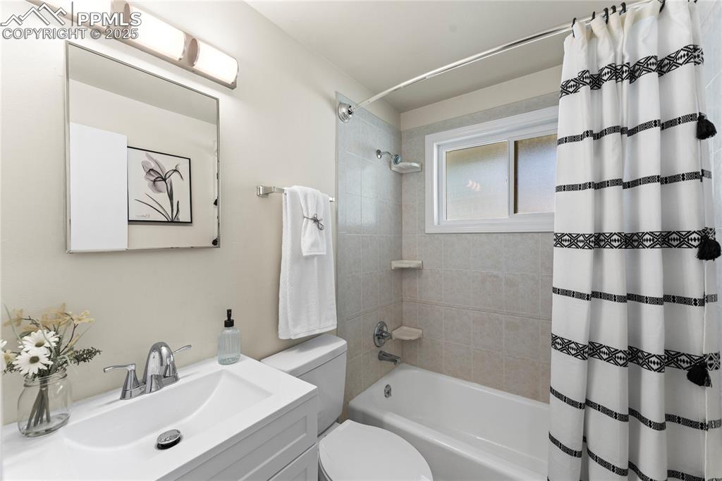 Image 4 of 27: Bathroom