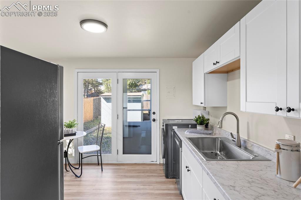 Image 8 of 27: Kitchen