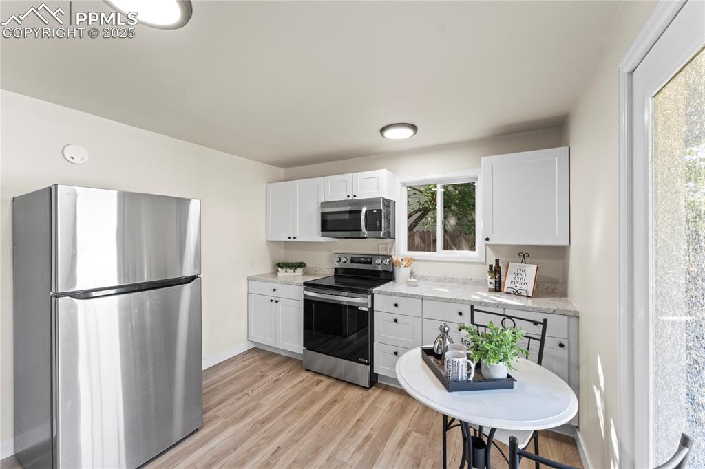Image 9 of 27: Kitchen