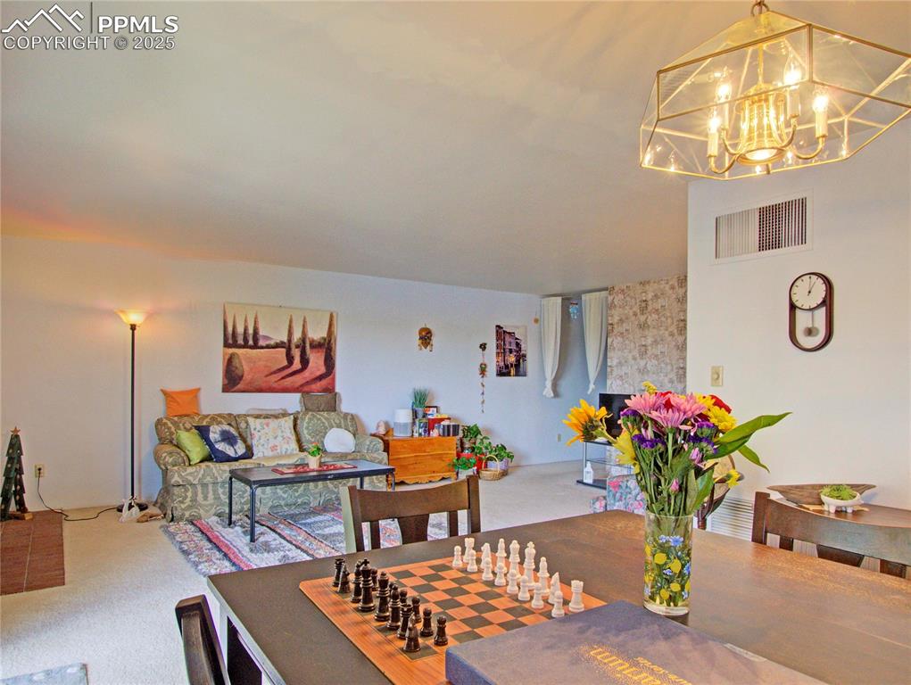 Image 11 of 30: Dining Area