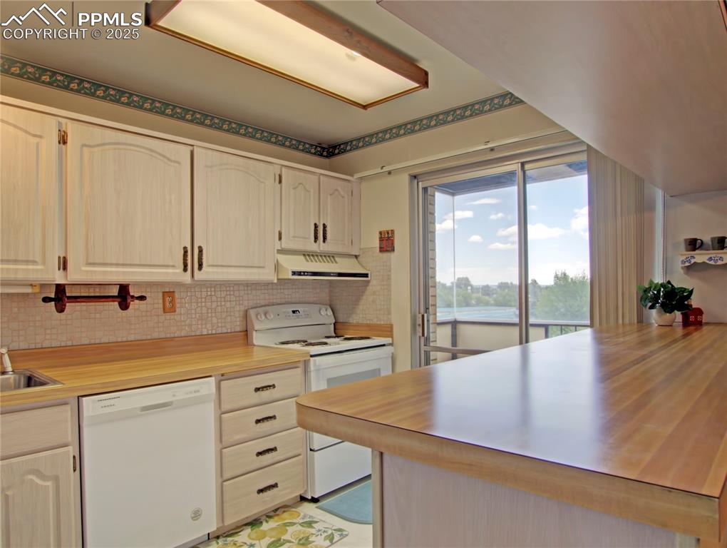 Image 13 of 30: Kitchen