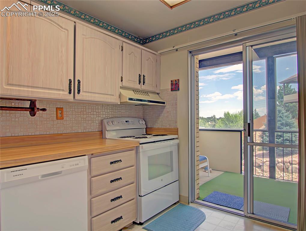 Image 16 of 30: Kitchen