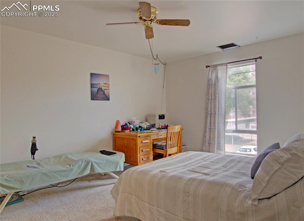 Image 18 of 30: Bedroom