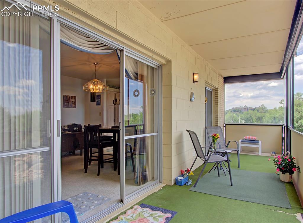 Image 22 of 30: Deck