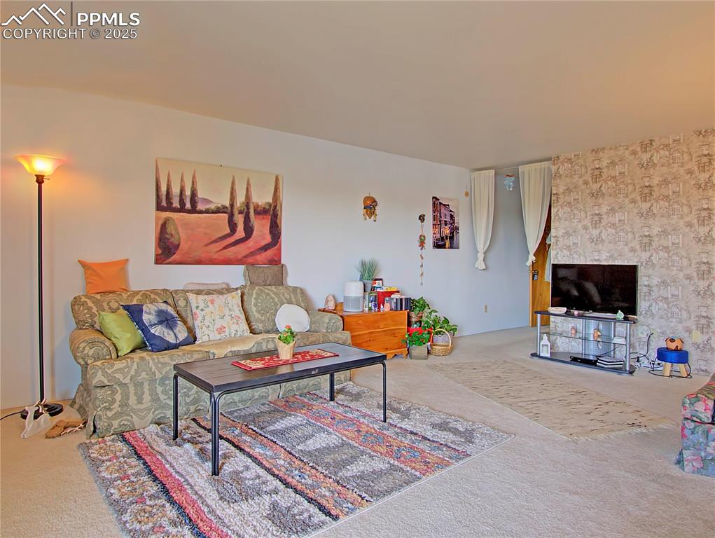 Image 5 of 30: Living Room