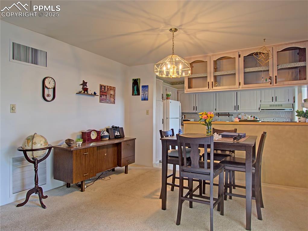 Image 7 of 30: Dining Area