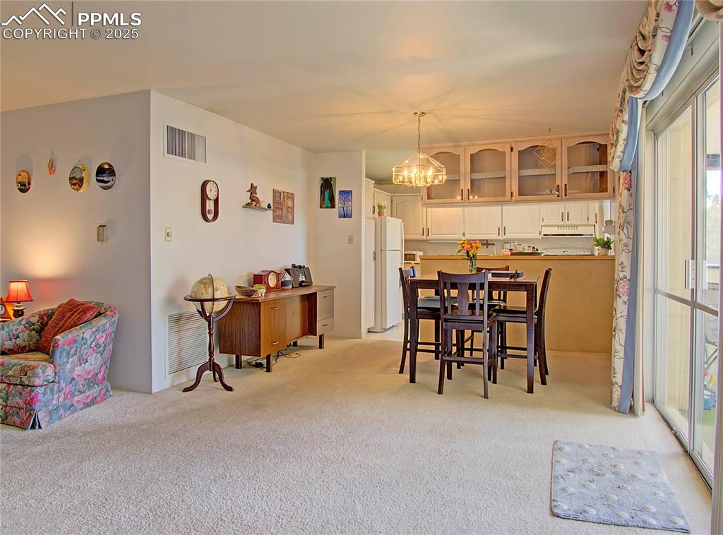 Image 8 of 30: Dining Area