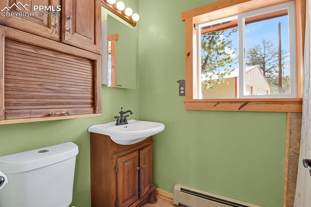 Image 13 of 46: Bathroom